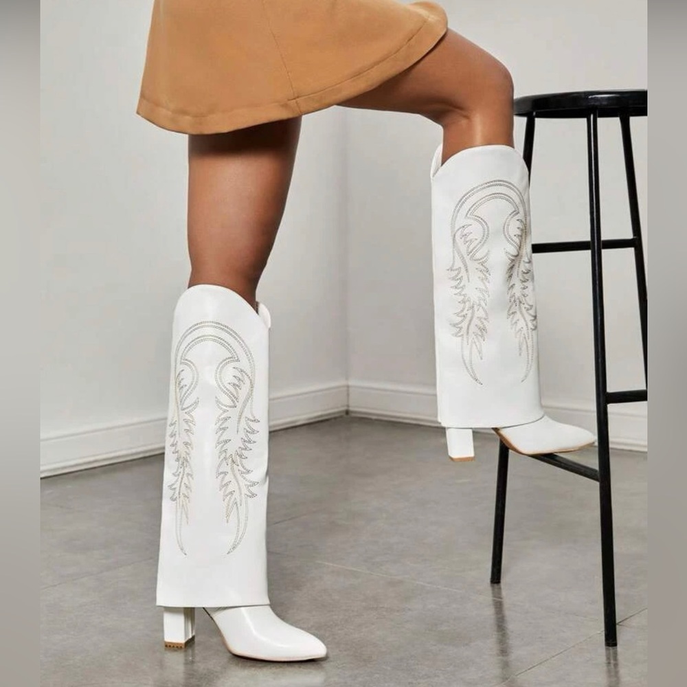 Leaf Embroidered Point Toe Chunky Heeled Western Boots